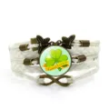 Mehrlagiges geflochtenes Lederarmband mit Kleeblatt-Glasanhänger und Vintage-Legierung. - Stil 4 / Weiß