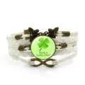 Bracciale in pelle intrecciata multistrato con ciondolo in vetro a trifoglio per il giorno. - Stile 9 / Bianco