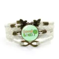 Bracciale in pelle bianca intrecciata multistrato con ciondolo a farfalla in bronzo e porta fortuna. - Stile Quadrifoglio Good Luck (11) / Bianco