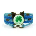 Bracciale in pelle intrecciata multistrato blu con ciondolo in vetro trifoglio e ciondoli. - modello 2 / Blu