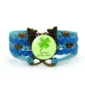 Bracciale in pelle intrecciata multistrato blu con ciondolo trifoglio e farfalla in lega vintage. - Stile Quadrifoglio Lucky Day / Blu (9)