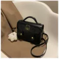 Vintage Mini PU Leder Umhängetasche Schulranzen mit süßer Bärenstickerei und flauschigem Anhänger. - Schwarz Mit Anhänger