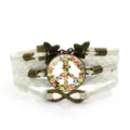 Bracciale in pelle bianca intrecciata multistrato con simbolo di pace floreale e dettagli vintage. - Bianco - Stile 5