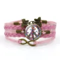 Bracciale in pelle intrecciata multistrato rosa con segno di pace a farfalla e ciondoli in bronzo. - Rosa-Stile 2