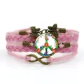 Bracciale in pelle intrecciata multistrato rosa con ciondolo vintage farfalla segno di pace. - Rosa Stile 9
