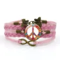 Bracciale in pelle intrecciata multistrato vintage con segno di pace floreale e libellule. - Rosa Stile 11