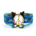 Bracciale in pelle intrecciata blu con farfalla in bronzo vintage e ciondolo segno pace floreale. - Blu Stile 8