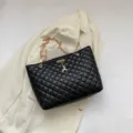 Schwarze gesteppte Tasche mit goldener Kette und Hirsch-Anhänger für Damen Alltag - Schwarz