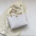 Weisse gesteppte Umhaengetasche mit Goldkette und Hirsch Anhänger, elegante Tasche. - Weiß