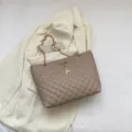 Gesteppte Umhängetasche in Taupe mit goldener Kette und Anhänger für elegante Alltagstasche. - Khaki