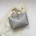 Silberne gesteppte Tasche elegante Umhängetasche mit Goldkette und süßem Hirsch Anhänger. - Silber