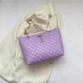Schicke lila gesteppte Tote Bag mit goldener Kettenschulterriemen und Hirsch Anhänger. - Lila