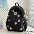 Sac à dos d'école matelassé noir avec broderie d'étoiles colorées et design de poche frontale. - L / Noir