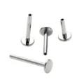 Détails du goujon de piercing labret fileté interne en titane montrant une finition métallique polie. - Labret à Filetage Interne