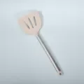 Silikonschlitzwender mit Edelstahlgriff, Hitzebeständiger Kochlöffel für die Küche. - Khakifarbener großer Silikon-Schlitzwender mit Aufhängeschlaufe