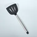 Schwarze Silikon-Schlitzschaufel mit Edelstahlgriff fuer das Kochen zu Hause in der Kueche - Schwarzer großer Silikon-Schlitzwender mit Aufhängeschlaufe