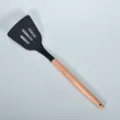 Schwarzer Silikon-Pfannenwender mit Holzgriff, hitzebeständiges Küchen-Kochwerkzeug. - Silikon-Schlitzwender mit rundem Holzgriff, Schwarz