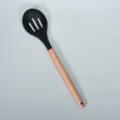 Silikon Schaumlöffel mit Holzgriff hitzebeständig Küchenutensil Kochlöffel für die Küche - Silikon-Schlitzlöffel mit rundem Holzgriff / Schwarz