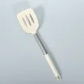 Paletta fessurata in silicone con manico in acciaio inox, utile utensile da cucina. - Paletta forata in silicone bianco crema con coprimaniglia