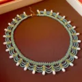 Handgemaakte glazen kralen ketting met gouden kralen en witte druppelparel hangers. - Goud-Blauw-Wit Groot