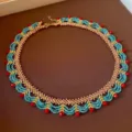 Handgemaakte vintage kralen choker ketting met turquoise en rode kristallen accenten - Goud-Blauw-Rood