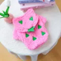 Detailaufnahme des süßen rosa Plüsch-Haustierkostüms mit grünen Blättern für Welpenfotos. - XS / Kurzes Verwandlungskostüm - Drachenfrucht