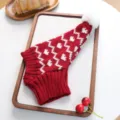 Detail van rood wit gebreid kerst huisdier mutsje, schattig puntig muts ontwerp met zachte pompon. - S / Wijnrood Hart
