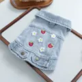 Süße Haustier Jeansjacke mit Erdbeerstickerei, ärmelloses Reversdesign für kleine Hunde Katzen. - XS-Brust 30cm, Länge 20cm (ca. 1-1,5kg) / Oberteile / Erdbeer-Blumen-Jeansjacke
