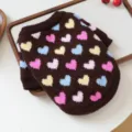 Vista detallada del suéter marrón para cachorro con corazones de punto, suave y cálido. - XS / Tops / Corazón de Galleta (Marrón)