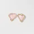 Nahaufnahme des facettierten rosa Herzanhängers mit goldener Fassung für Modeschmuck. - Facettierter und hohler Stil (4)
