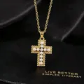 Detail van de gouden kruis hanger halsketting met delicate parels en sprankelende strass. - Parel Kruis Ketting / Zilver