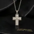 Close-up van elegante strass en parel kruis hanger ketting met fijne zilveren ketting. - Parel Kruis Ketting / Zilver