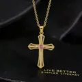 Gedetailleerde close-up van de koperen ketting met kruisvormige hanger en zirkonia. - Roze Zirkonia Kruis Ketting / Goud