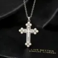 Gedetailleerd overzicht van een elegante zilveren kruisketting met parels en sprankelende zirkonia. - Parel Kruis Ketting / Zilver
