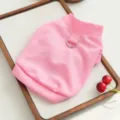 Gedetailleerd overzicht van roze wafel huisdierkleding met metalen riemring en kersendecor. - XS / Roze