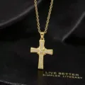 Detail van de gouden kruis hanger ketting met fonkelende zirkonia stenen in vintage stijl. - Kruis Ketting / Goud
