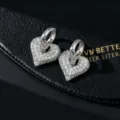 Detailansicht von modischen 18K Zirkon Herz Creolen Ohrringen, eleganter Stil. - Vollbesetztes Herz Vintage Gold Stil (D)