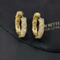 Primo piano dettaglio di eleganti orecchini a cerchio in rame placcato oro 18k zirconi. - Stile a Cerchio Oro Vintage con Diamanti Completo (K)