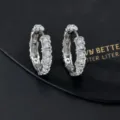 Vista dettagliata di orecchini a cerchio in zircone cubico e rame placcato oro 18K. - Stile Circolare Oro Semplice con Diamanti Completo (L)