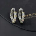 Vista dettagliata di eleganti orecchini a cerchio bicolore con strass, gioiello chic. - Stile Linee Incrociate Patchwork Bicolore (M)