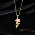 Nahaufnahme einer zarten goldfarbenen Halskette mit einem charmanten rosa Topfblumen-Anhänger. - Blumen Halskette / Gold