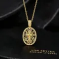Gedetailleerd close-up van vergulde ovale opengewerkte hanger halsketting met sprankelende zirkonia. - Ovale Kruis Ketting / Goud