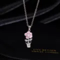 Exaktes Detail der zarten rosa Blumen Halskette mit silberner Kette für stilvolle Anlässe. - Blumen Halskette / Silber