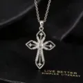 Elegante zilverkleurige kruidhangketting sprankelend met kubieke zirkonia stenen. - Zirkonia Kruis Ketting / Zilver