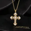 Gedetailleerde close-up van een vintage gouden kruishanger halsketting met parels. - Parel Kruis Ketting / Goud