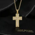 Gedetailleerde close-up van de sprankelende gouden kruis hanger halsketting met fijne stenen. - Zirkonia Kruis Ketting / Goud