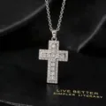 Gedetailleerd uitzicht van zilveren kruis hanger ketting sprankelend zirkonia dames. - Zirkonia Kruis Ketting / Zilver