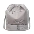Sac à dos de sport gris avec compartiment chaussures, sac étanche pour fitness et voyage. - Gris clair