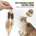 Jouet interactif pour chat en bois de silvervine avec plumes naturelles et corde de chanvre - Matatabi à plumes double tête