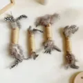 Set de bâtons à mâcher en bois naturel pour chats avec plumes et corde de jute résistante - Plume Matatabi / S